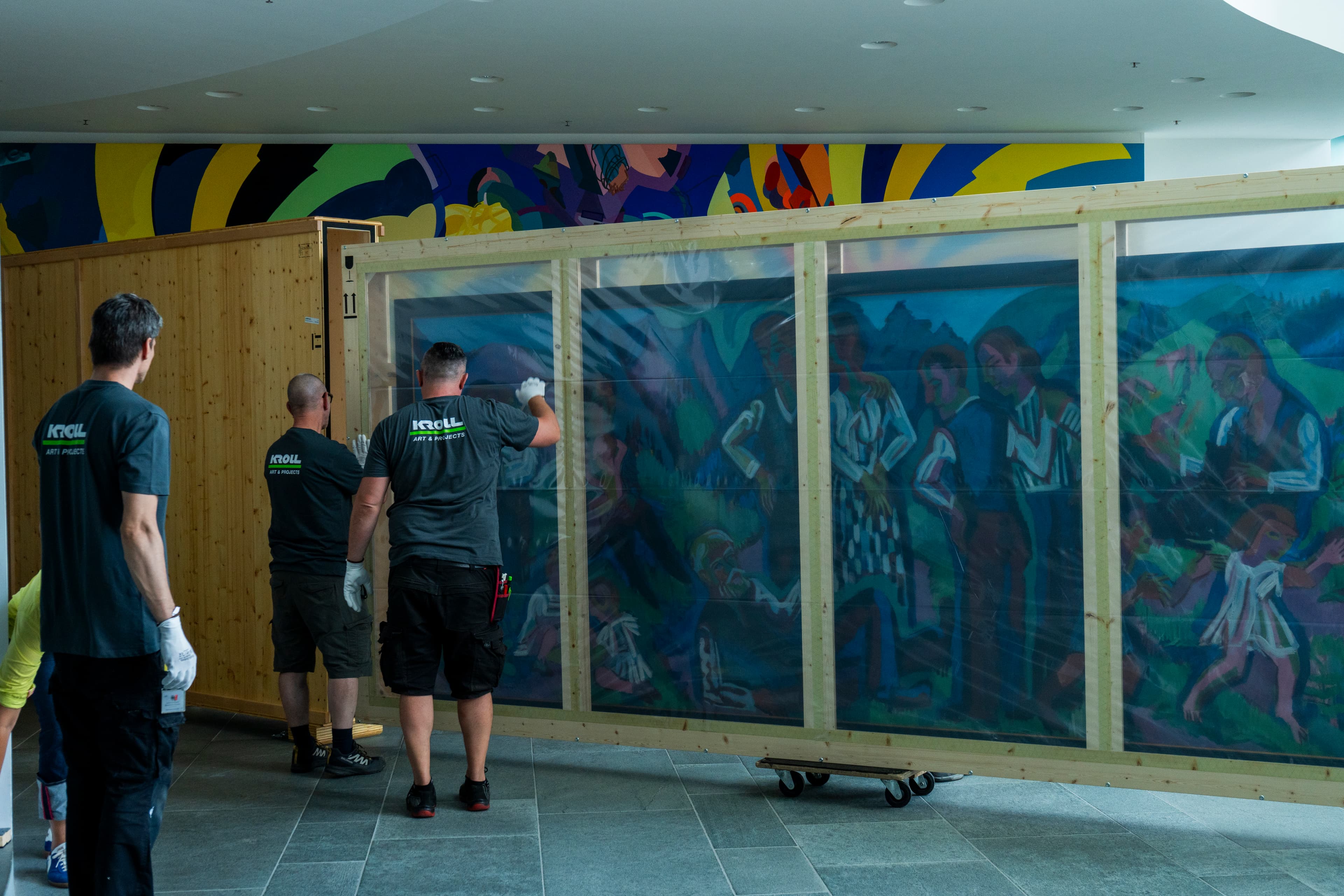 Das Gemälde Sonntag der Bergbauern von Ernst Ludwig Kirchner wird in der Skylobby des Berliner Bundeskanzleramts in seine Transportkiste verpackt.