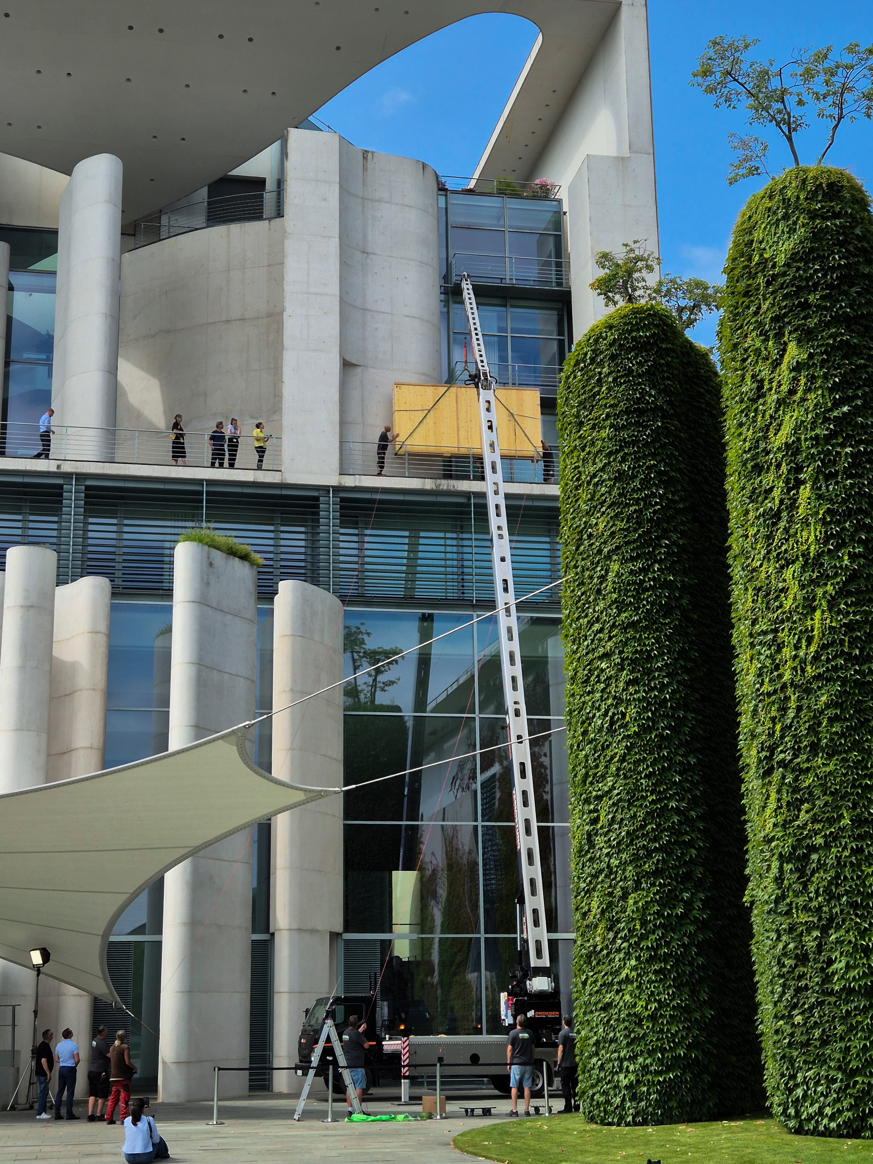 Die Transportkiste mit dem Gemälde Sonntag der Bergbauern von Ernst Ludwig Kirchner wird per Kran aus dem Berliner Bundeskanzleramt herausbefördert.