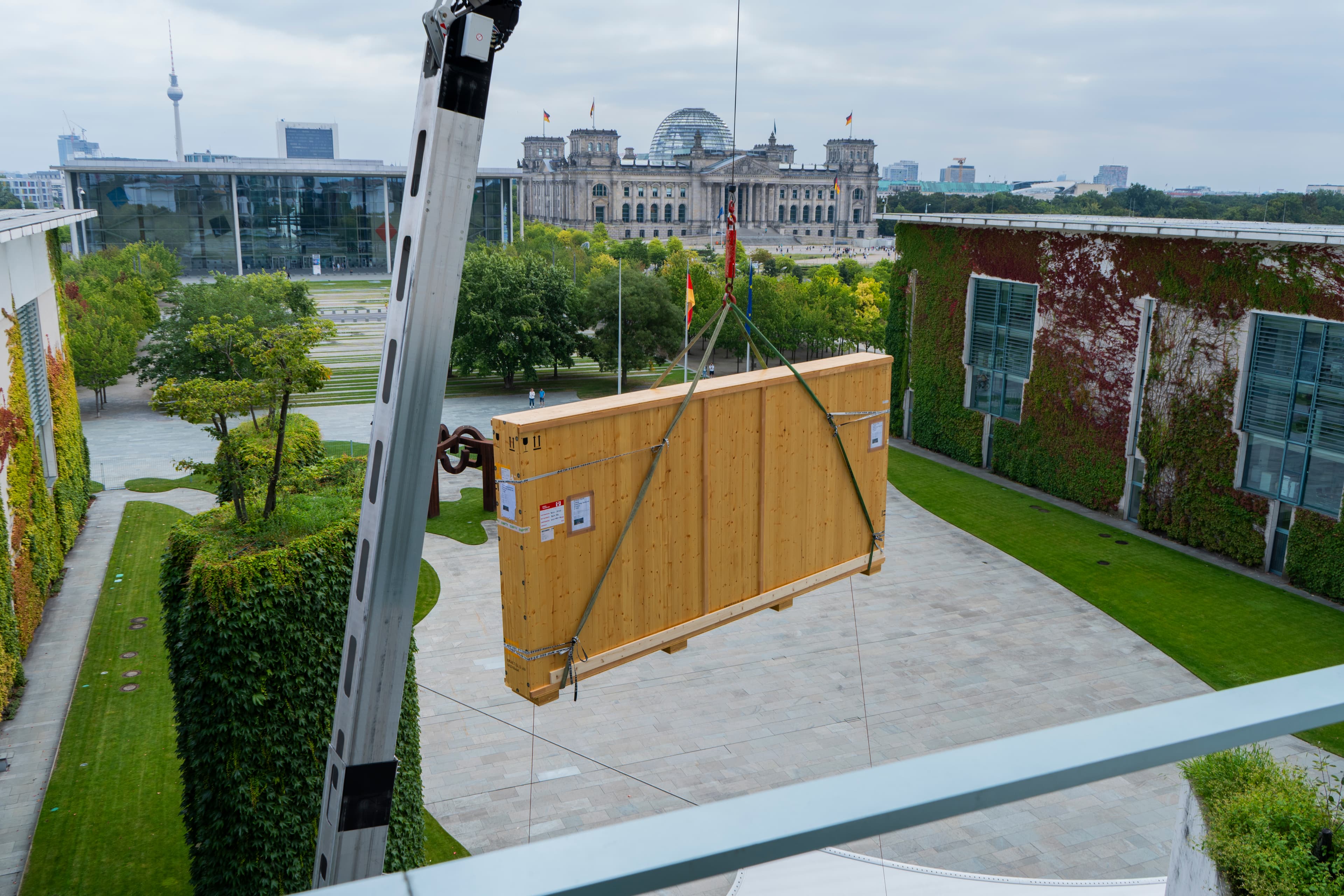 Die Transportkiste mit dem Gemälde Sonntag der Bergbauern von Ernst Ludwig Kirchner wird per Kran aus dem Berliner Bundeskanzleramt herausbefördert.