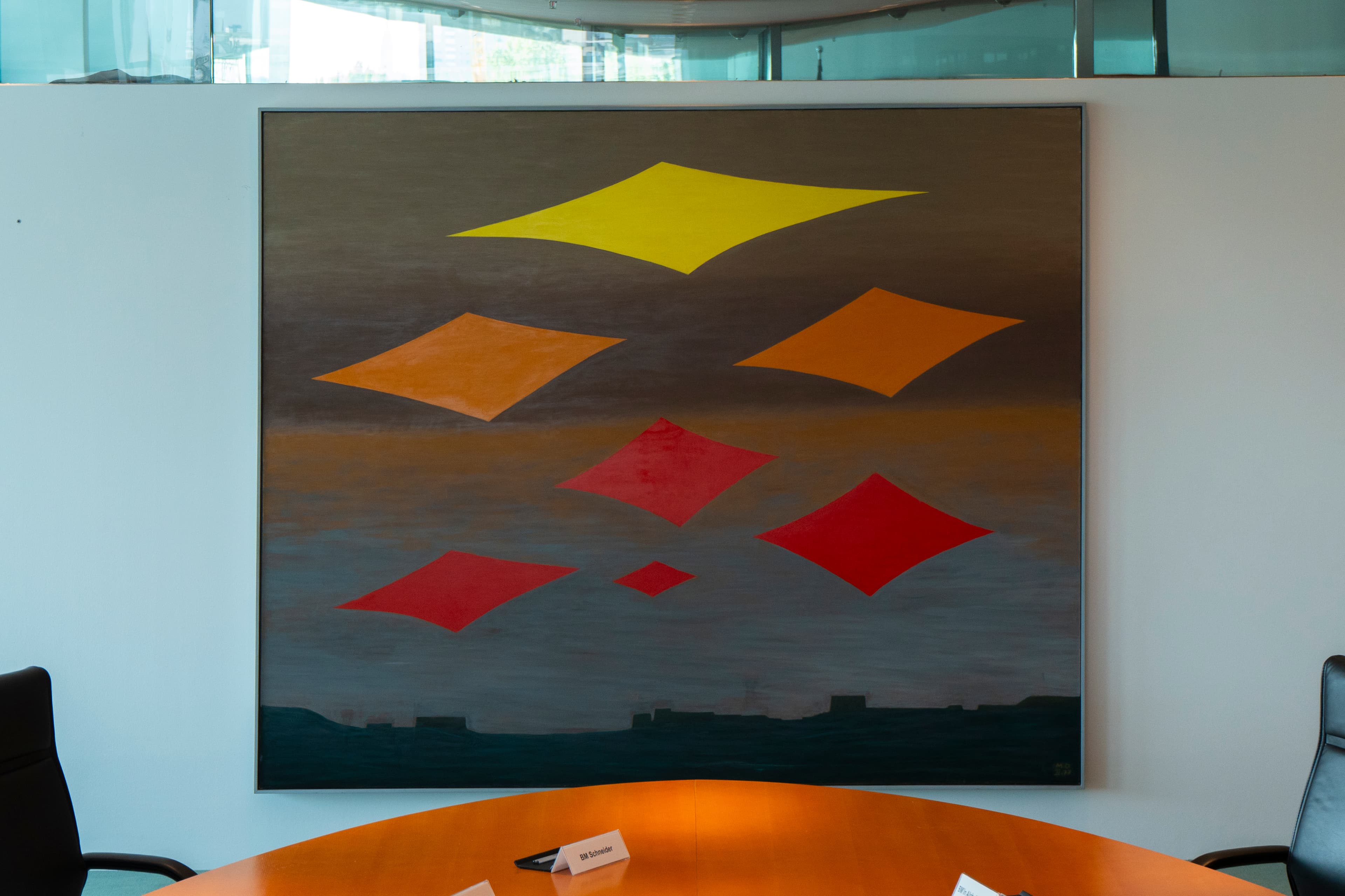 Das Ölgemälde Neue Sterne von Meret Oppenheim hängt nun als Ersatz für Sonntag der Bergbauern im Kabinettssaal des Bundeskanzleramtes in Berlin. Für Deutschland: Für das Werk von Meret Oppenheim © VG Bild-Kunst, Bonn 2025, Foto: © art/beats, Felix von Boehm Für die Schweiz: Für das Werk von Meret Oppenheim © 2025, ProLitteris, Zurich, Foto: © art/beats, Felix von Boehm