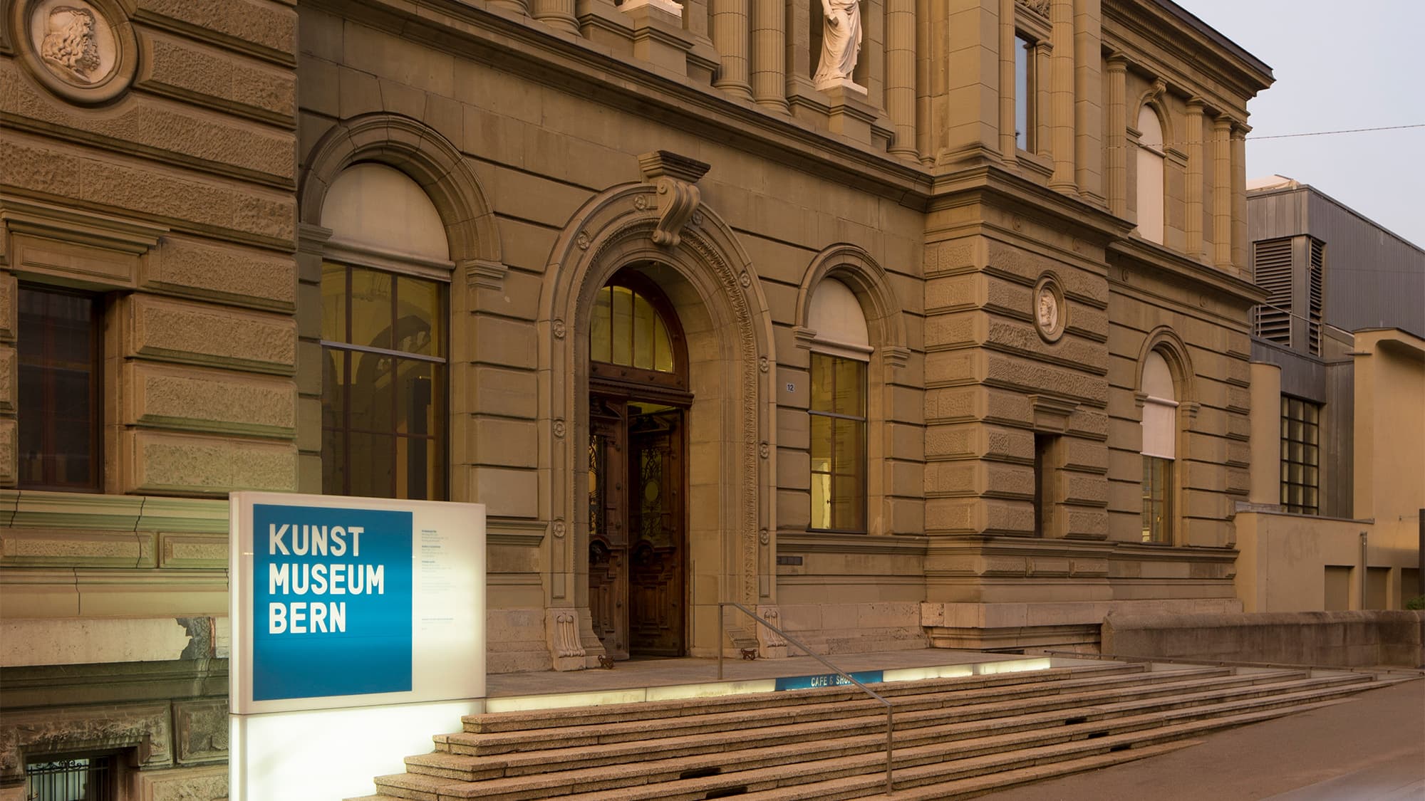 Fassade Kunstmuseum Bern bin the evening