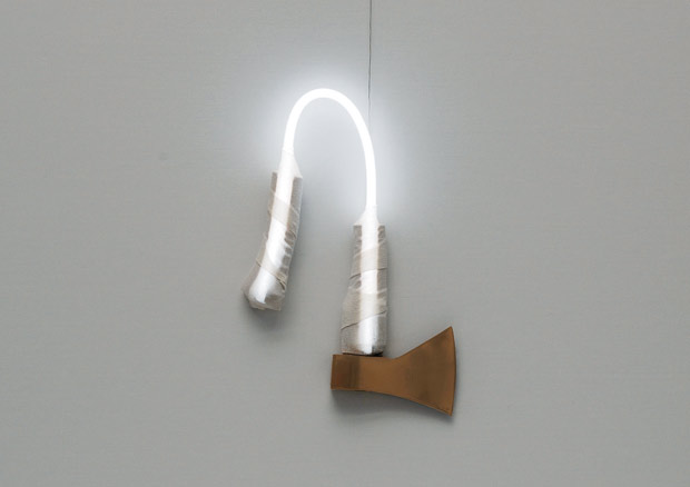 Nakis Panayotidis, La rivincita degli zingari, 2011, Neon, Axt, Mull auf Leinwand, 120 x 150 cm

 - © Der Künstler